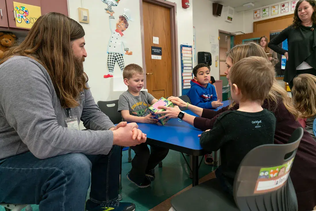 teachers, parents, and kids working together in a classroom